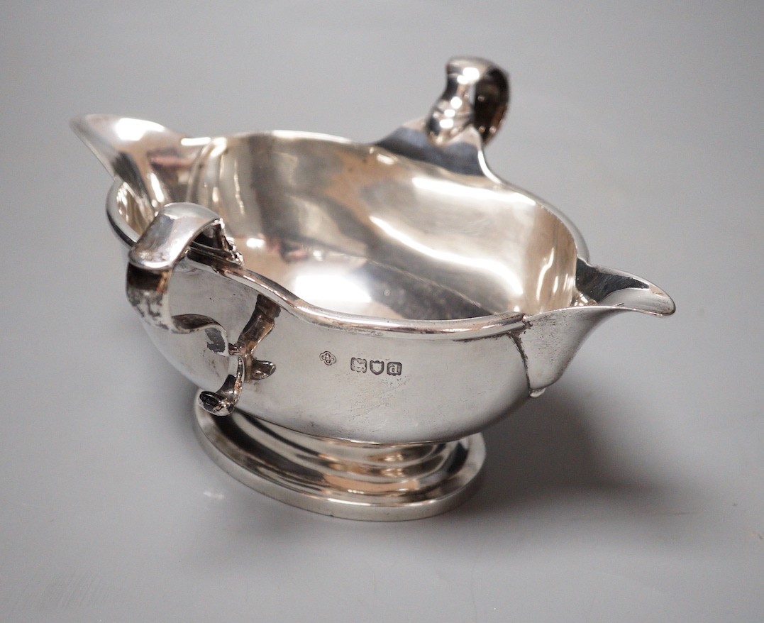 A late Victorian silver two handled double lipped sauceboat, J.J. Chatterley & Sons, London 1899, length 18.6cm